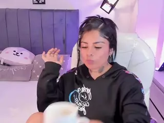 ivynaugthyqueen's Live Sex Cam Show