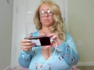 Busty Milf  Topless JOIs's Live Sex Cam Show