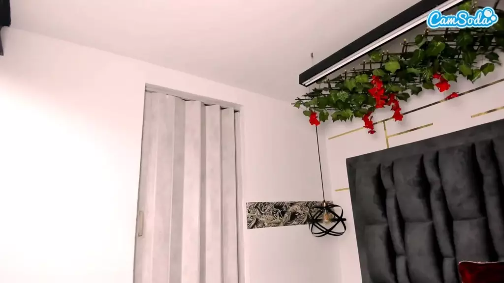 Sara-Naugty live cam