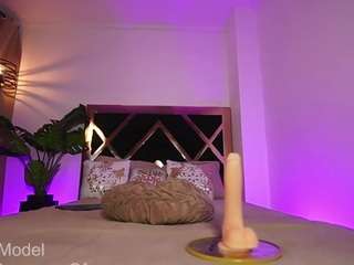 Live webcam model laauura on Soda Cams