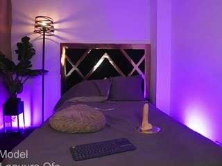 laauura's CamSoda show and profile