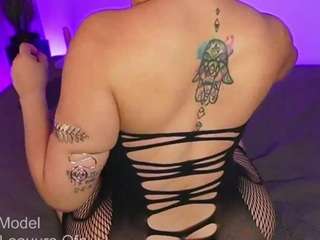 laauura's CamSoda show and profile