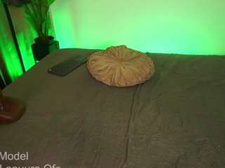 laauura live cam profile