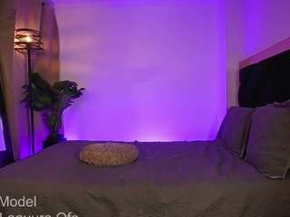 laauura live cam profile