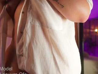 Live webcam model laauura on Soda Cams