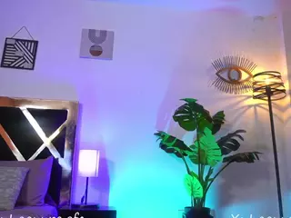 Laauura's Live Sex Cam Show