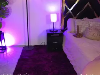 Laauura's Live Sex Cam Show