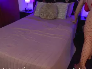 Laauura's Live Sex Cam Show