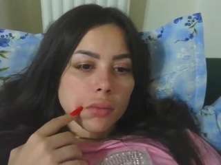 Bu model şu anda canlı. prettyjulliette