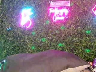 bigbootysarenalove's CamSoda show and profile