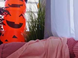 Sassyt33n's cam show statistics and live stream