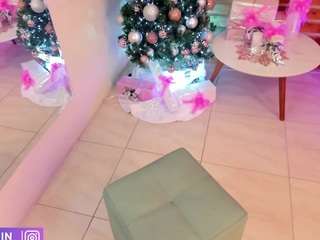 Live webcam model meganslaves on Soda Cams