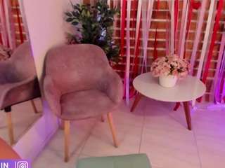 Live webcam model meganslaves on Soda Cams