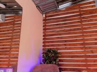 Live webcam model meganslaves on Soda Cams