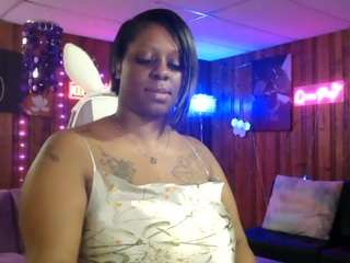 Este modelo está en vivo ahora. purplequeen888