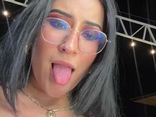 Live webcam model madymonroe on Soda Cams