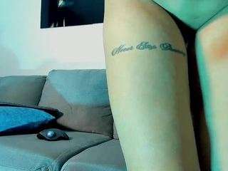 Live webcam model maggiejones on Soda Cams