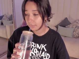 Live webcam model kiimthompson on Soda Cams