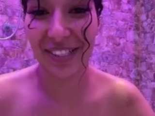 Live webcam model kiimthompson on Soda Cams