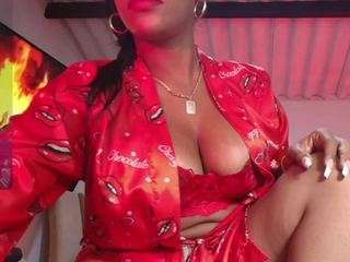 Live webcam model saamytits on Soda Cams