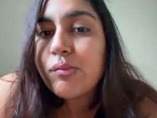 sheeylaroee, female webcam model,  years old, on live webcam
