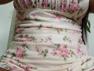 Live webcam model yettzaretth on Soda Cams