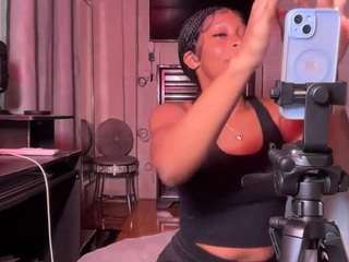 Live webcam model iluvsaffire-bleu on Soda Cams