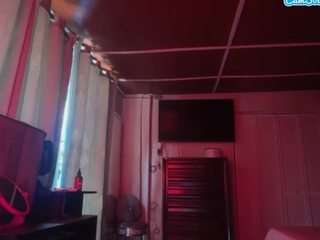 Live cam show with Iluvsaffire Bleu