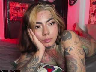 Live webcam model coralinewolf on Soda Cams