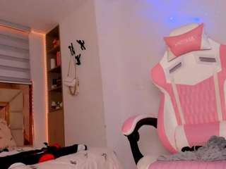 andrea-fernande, female webcam model,  years old, on live webcam