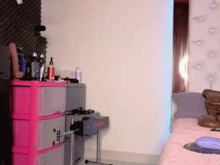 Live webcam model karenn-smith on Soda Cams