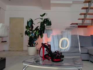 Lara live webcam show