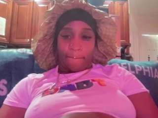 yayasoooyummy, female webcam model,  years old, on live webcam