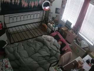 This model is live right now. voyeurcam-hazelgrace-02