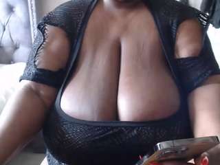 bigboobassqeen