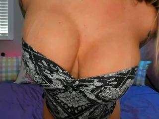 koramarina's CamSoda show and profile