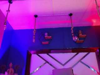 Live webcam model lady-brownn on Soda Cams