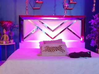 Live webcam model lady-brownn on Soda Cams