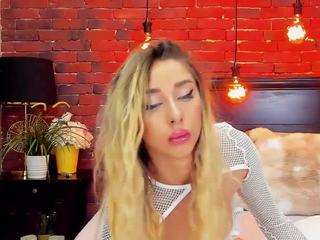 Live webcam model christynaross on Soda Cams