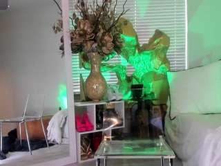 Live webcam model classy4uuuu on Soda Cams