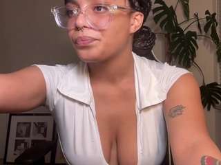 4'11 petite and curvy mixed girl