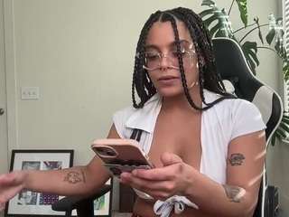 4'11 petite and curvy mixed girl