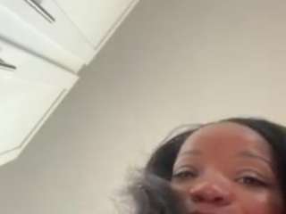 Live webcam model tastethepeach on Soda Cams