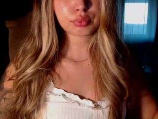 annecaroline webcam model