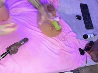 Live webcam model debbiecross on Soda Cams