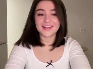 Live webcam model youramy on Soda Cams