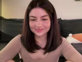 Youramy's cam show statistics and live stream