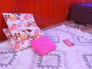 lara-giraldo's CamSoda show and profile