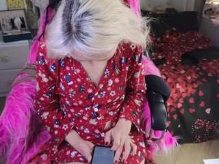 le modèle roxalanastar est en webcam porno dans un show sur le site camsoda, il possède les tags suivants: ahegao,flashing,small tits,normal,milf,middle aged,mature,foot fetish,drinking,amateur,doggy style,brown eyes,blonde hair,bedroom,assplay,asshole,ass,hd