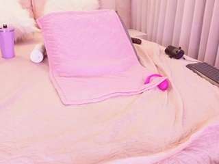 Live webcam model mssbombom on Soda Cams